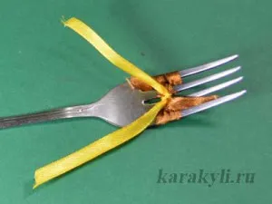 funde simple de panglici de satin pe o furculiță, Scribble