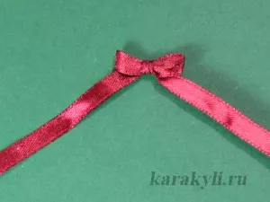 funde simple de panglici de satin pe o furculiță, Scribble
