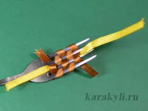 funde simple de panglici de satin pe o furculiță, Scribble