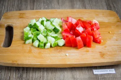 O reteta simpla pentru o salata greceasca cu pui - o reteta clasica - un pas cu pas reteta cu fotografie