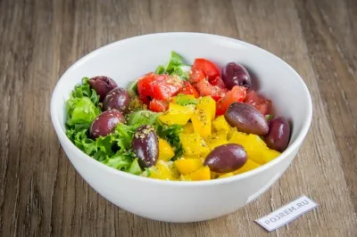O reteta simpla pentru o salata greceasca cu pui - o reteta clasica - un pas cu pas reteta cu fotografie