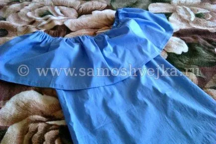 O rochie de vară simplu cu jabou la umeri cu mâinile