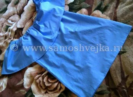 O rochie de vară simplu cu jabou la umeri cu mâinile