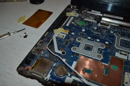 Dezasamblarea - curățare - asamblare laptop acer 1 (rândul său, departe de un șurub) Dezasamblarea - curățare - asamblare laptop acer 1
