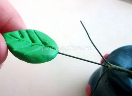 Rose din lut cu mâinile lor