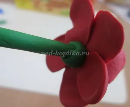 Rose din lut cu mâinile lor