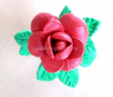 Rose din lut cu mâinile lor