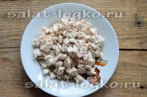 Salata cu carne de pui, ciuperci și roșii reteta cu o fotografie