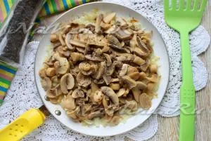 Salata cu straturi de pui și ciuperci, reteta cu o fotografie