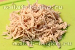 Salata cu ciuperci si straturi de pui și brânză