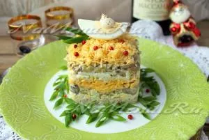 Salata cu straturi de pui și ciuperci, reteta cu o fotografie