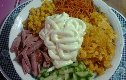 Salata preferate cu cârnați afumat și castravete și porumb - rețete de vacanță 2017