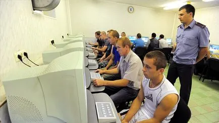 Se trece examenul teoretic în poliția de trafic la un moment dat (pentru a trece) Se trece examenul teoretic în poliția de trafic de la o dată