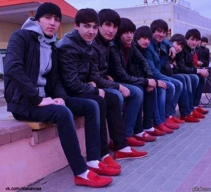 Din ceea ce sa poarte mocasini roșii sex masculin sau feminin, fotografie (ce să poarte mocasini roșu: Sfaturi stilist pentru selectarea femeilor și garderoba bărbaților) Din ceea ce sa poarte mocasini roșii bărbați sau femei, fotografii