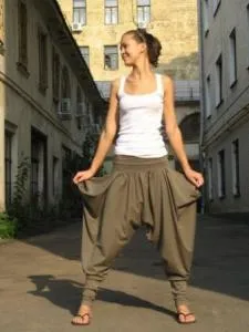 pantaloni model de cusut Aladdin - inspirație cusătoreasă