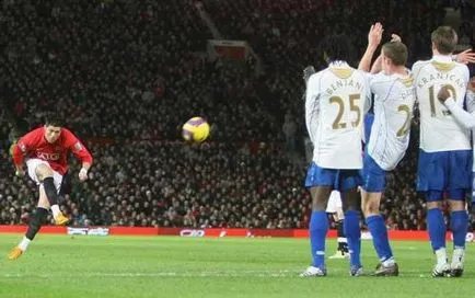 O lovitură liberă în fotbal (în interiorul suprafeței de pedeapsă) O lovitură liberă de fotbal