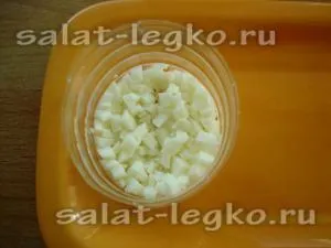 Salata de strat cu ciuperci, brânză și roșii (puf) Salata Layered cu ciuperci, brânză și roșii