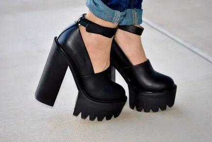 Din ceea ce se poate purta flip-flops pe platforma
