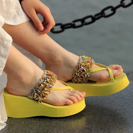 Din ceea ce se poate purta flip-flops pe platforma