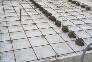 Vechea suprafață de beton și pași concreți de purificare pavare