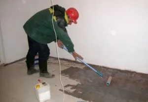 Vechea suprafață de beton și pași concreți de purificare pavare