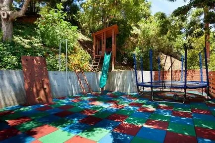 Loc de joaca cu privire la modul de a aranja o dacha în teren de sport țară