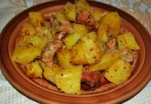 Carne de porc cu cartofi la cuptor - suna apetisant si un gust excelent
