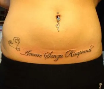Tatuaj pe burtă pentru femei după naștere pentru a ascunde vergeturi