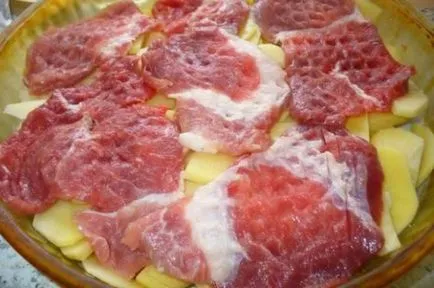 Carne de porc la cuptor la cuptor cu cartofi (cuptor) Carne de porc, coapte în cuptor cu cartofi