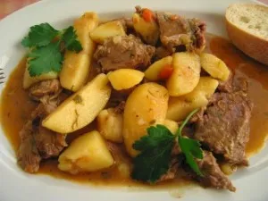 Cartofi copti cu carne în etapa multivarka cu rețete pas (cartofi tocana cu carne în multivarka Redmond) Cartofi copti cu carne în etapa multivarka cu rețete pas