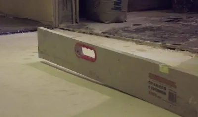 De stabilire a laminat pe podea inegală cu mâinile lor (lor) De stabilire a laminat pe podea inegală cu mâinile lor