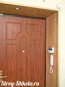 Instalarea pârtii de uși și video cu instrucțiuni pentru a vă ajuta să înțelegeți!