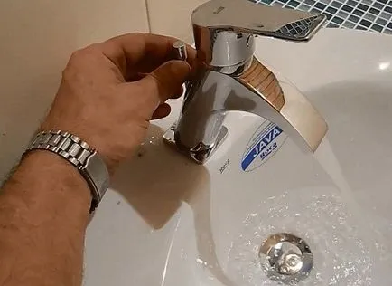 Instalați robinet pe chiuveta robinet de montare la chiuvetă, conectați la sursa de apă, livra flexibil (chiuveta) Instalați robinet pe chiuveta de montare robinet la chiuveta, conectat la rețeaua de alimentare cu apă, alimentare flexibilă