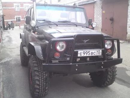 Armat barei de protecție UAZ-469 cu mâinile lor