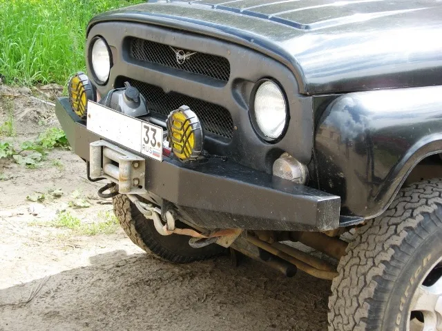 Armat barei de protecție UAZ-469 cu mâinile lor