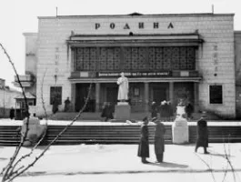 Barnaul aproape locul de naștere al clădirii cinematografului (teatru) Barnaul aproape locul de naștere al clădirii cinematografului