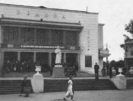Barnaul aproape locul de naștere al clădirii cinematografului (teatru) Barnaul aproape locul de naștere al clădirii cinematografului