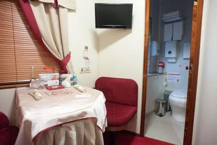 Vagon de lux în interior - compartiment foto pe căile ferate de tren arata ca un loc de lux, precum și numărul căii ferate trenului (suita de fotografie pe tren) Vagon de lux în interior - compartiment foto pe căile ferate de tren arata ca un loc de lux, precum și numărul trenului de cale ferată
