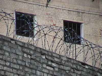 În unele cazuri, privarea de libertate sunt numiți pentru un mandat fix (deprivare) În unele cazuri, privarea de libertate sunt numiți pentru un mandat fix