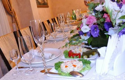 O încântătoare care servește masa de nunta - secrete simple, cunoscute companii de catering