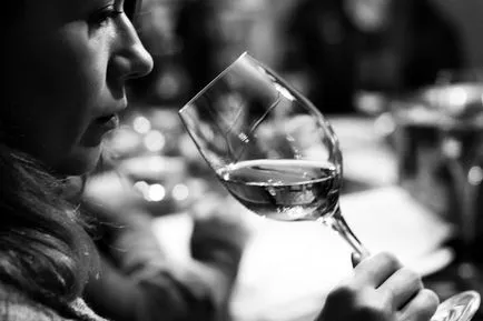 Recent, într-un restaurant în Franța și am fost oferit primul vin, iar apoi al doilea vin de Bordeaux (ceea ce înseamnă că primul și al doilea vin. Ați putea explica asta? Vă mulțumesc.) Recent, într-un restaurant în Franța și am fost oferit primul vin, iar apoi al doilea vin de Bordeaux