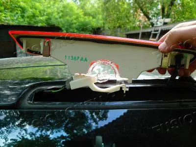 Înlocuire lampă semnal de oprire suplimentară