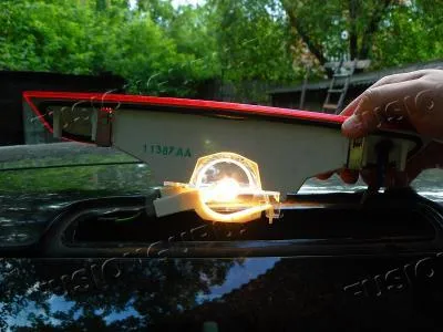 Înlocuire lampă semnal de oprire suplimentară
