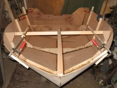 Producția de bărci cu mâinile lor Producția de bărci cu mâinile lor