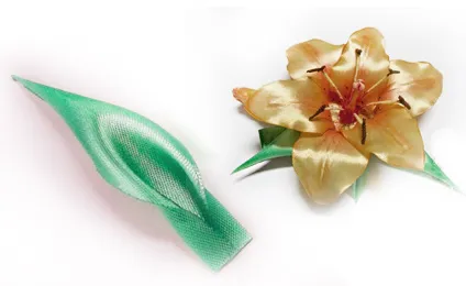 Florile din panglici cu mâinile lor