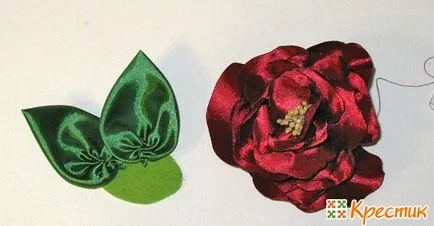 Florile din panglici cu mâinile lor