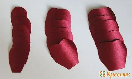 Florile din panglici cu mâinile lor