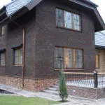 Cu vedere spre casa fațadă și subsol cu ​​panouri din plastic sub piatră (62 poze)