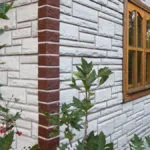 Cu vedere spre casa fațadă și subsol cu ​​panouri din plastic sub piatră (62 poze)