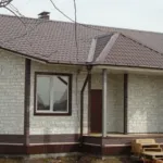 Cu vedere spre casa fațadă și subsol cu ​​panouri din plastic sub piatră (62 poze)